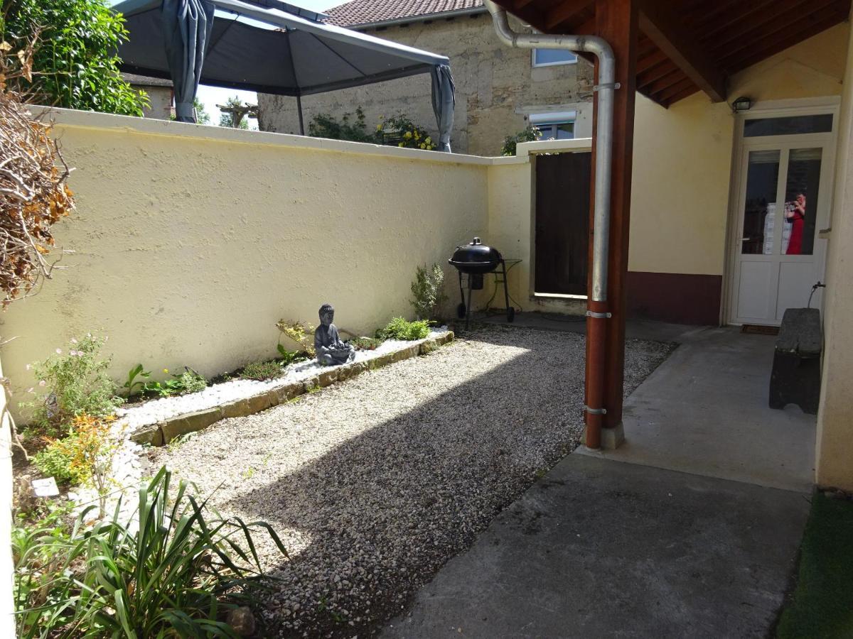 Gite Des Pleiades Villemoirieu Exterior photo